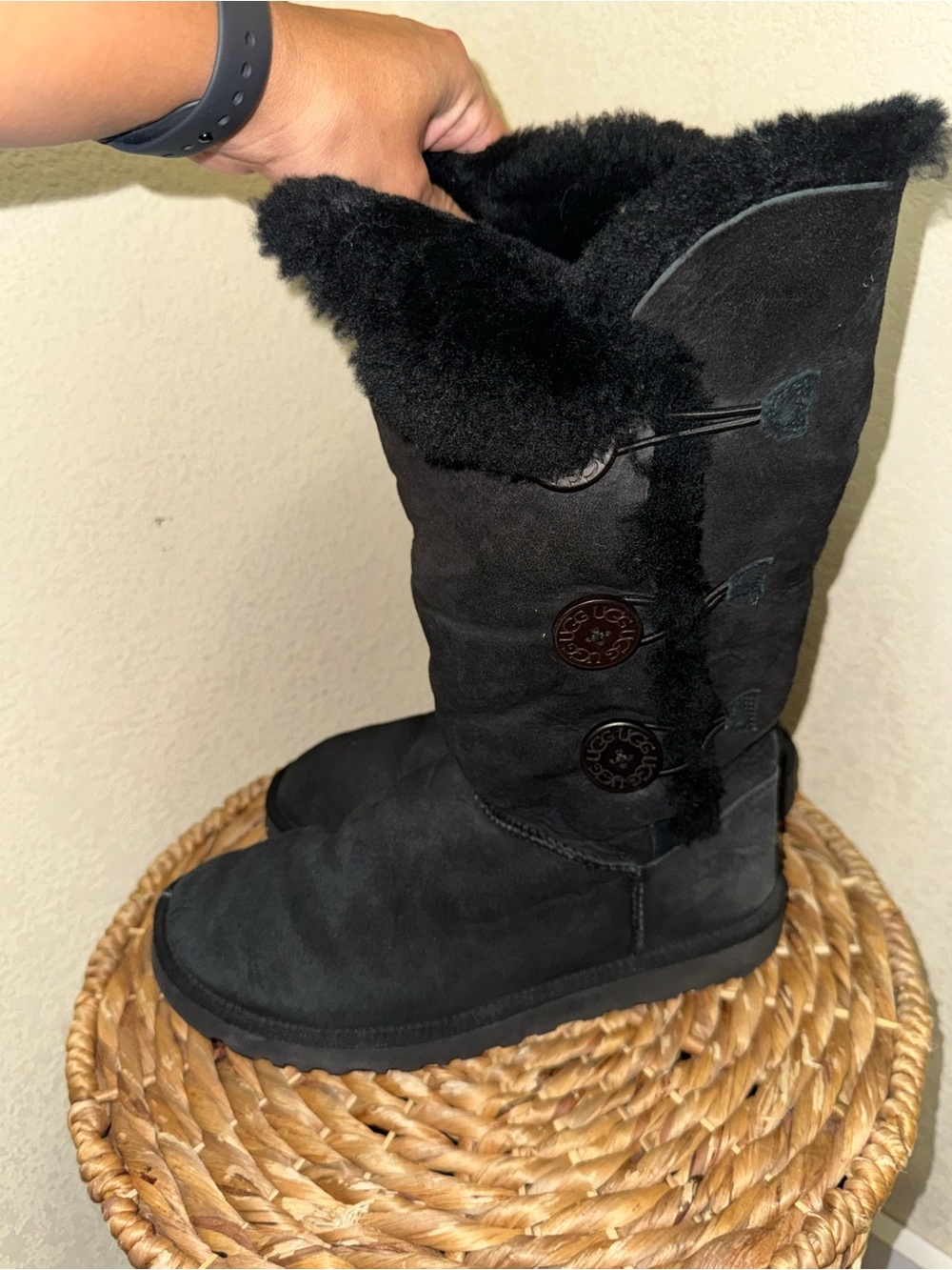 Ugg size 9
Women's Black Button-Accent Shearling Winter Boots